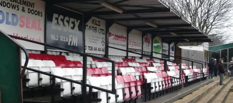 Khu vực khán đài có mái che của sân Hornchurch FC, nơi người hâm mộ địa phương theo dõi các trận đấu kịch tính ở giải bán chuyên Anh.