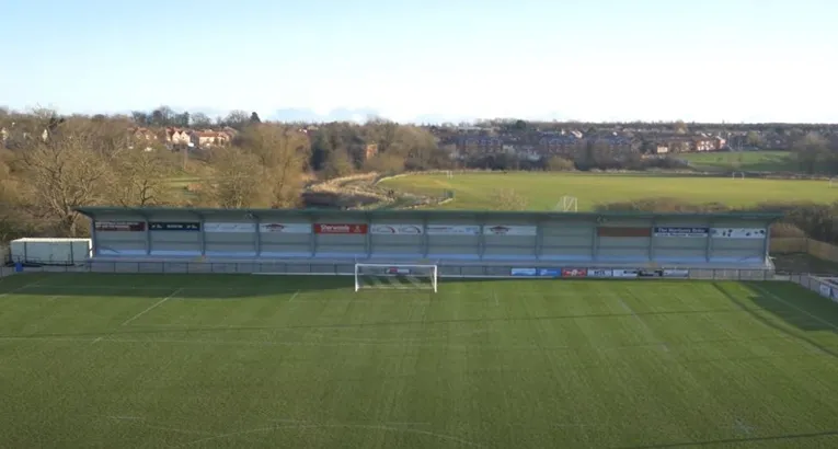 Khu vực khán đài đứng (terraces) tại sân Blackwell Meadows, nơi người hâm mộ Darlington FC cổ vũ