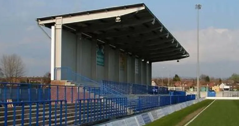 Khu vực khán đài đứng (terraces) tại Tameside Stadium, Curzon Ashton