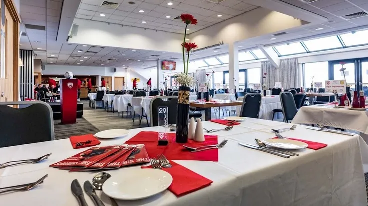 Khu vực phòng chờ VIP và suite khách sạn sang trọng tại Mazuma Mobile Stadium