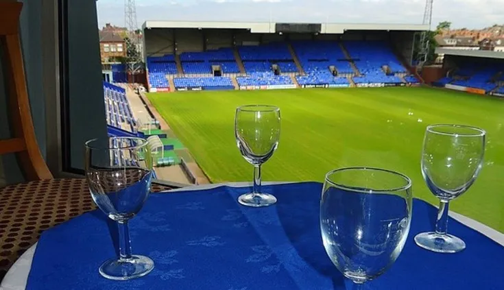 Khu vực phòng VIP và dịch vụ khách sạn sang trọng tại Prenton Park, phục vụ trải nghiệm xem bóng đá cao cấp