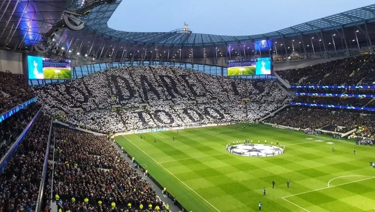 Khu vực sảnh sang trọng bên trong Tottenham Hotspur Stadium với khẩu hiệu 'Dare to Dream'