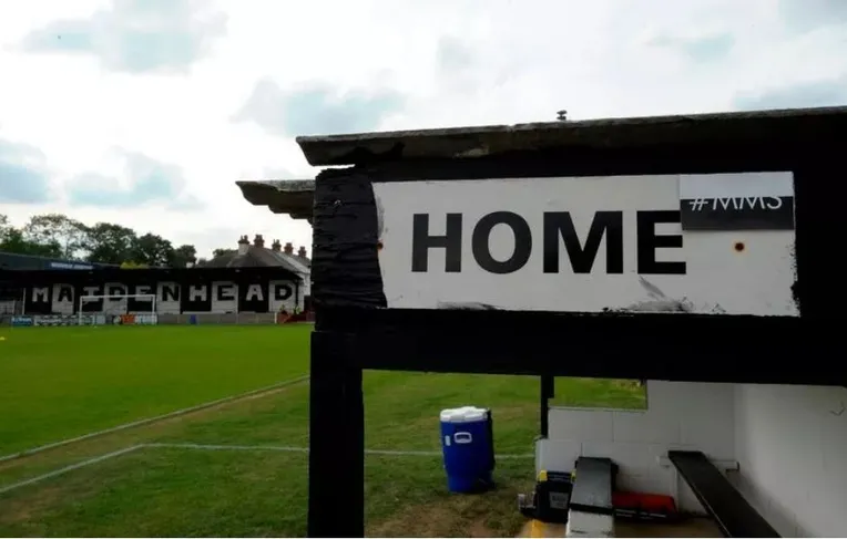 Khung cảnh các khán đài tại sân vận động York Road, nơi các cổ động viên Maidenhead United cổ vũ cuồng nhiệt.
