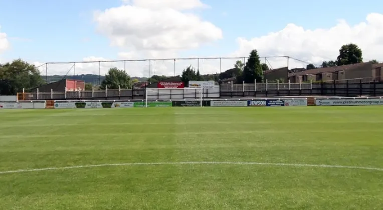 Khung cảnh khán đài The Bath End phía sau khung thành tại sân vận động Twerton Park