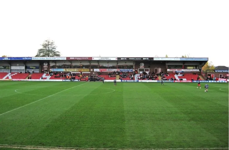 Khung cảnh khán đài West Stand (Main Stand) của sân Aggborough, khu vực chính dành cho CĐV nhà ngồi.