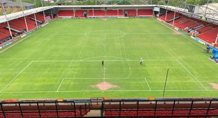 Khung cảnh sân đấu của Poundland Bescot Stadium nhìn từ khán đài, sân nhà CLB Walsall