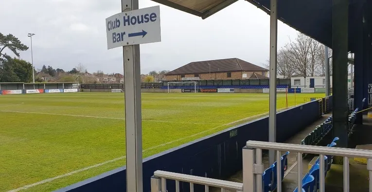 Khung cảnh sân Hardenhuish Park nhìn từ khán đài chính, cho thấy độ dốc mặt sân độc đáo