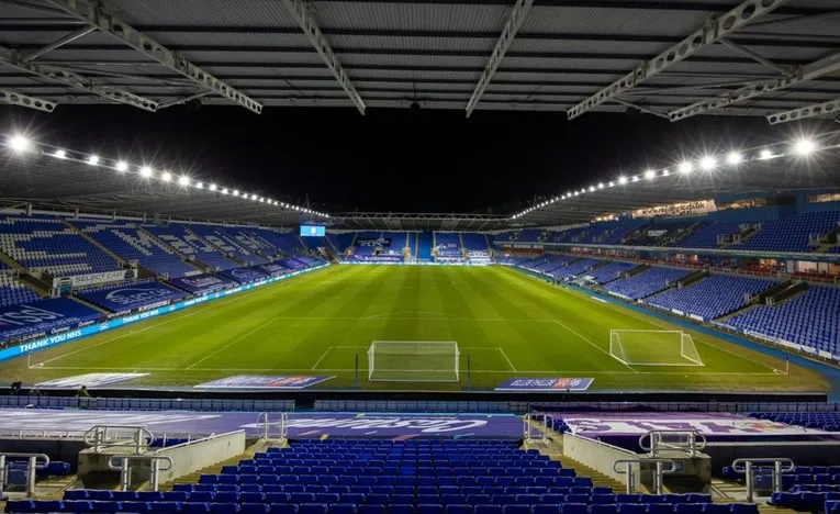 Khung cảnh sân Madejski nhìn từ đường pitch