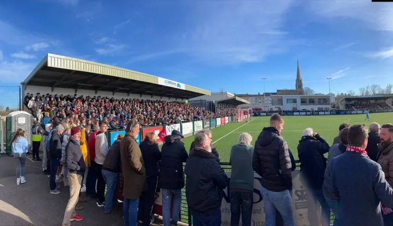 Khung cảnh sân Meadowbank sôi động trong ngày có trận đấu của Dorking Wanderers