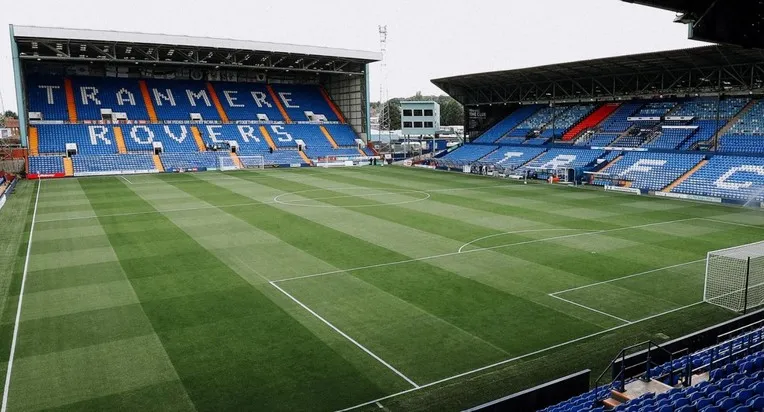 Khung cảnh sân vận động Prenton Park nhìn từ khán đài, thể hiện tầm nhìn và trải nghiệm xem bóng đá