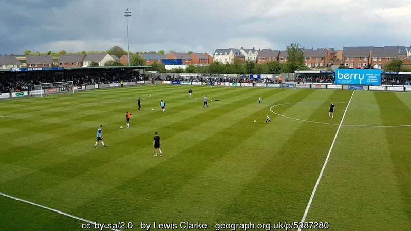 Khung cảnh sân vận động Raymond McEnhill vào một ngày thi đấu sôi động của Salisbury FC