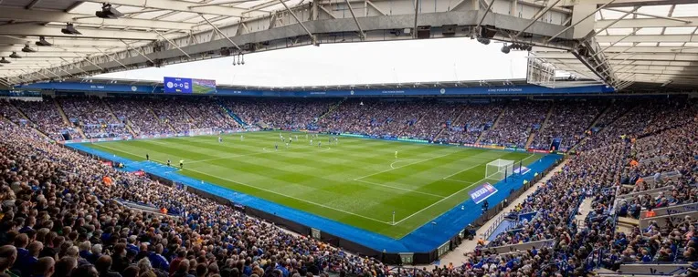 Khung cảnh sôi động tại King Power Stadium vào ngày diễn ra trận đấu Ngoại hạng Anh