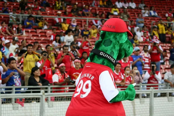 Linh vật Gunnersaurus Rex, biểu tượng quen thuộc của câu lạc bộ Arsenal