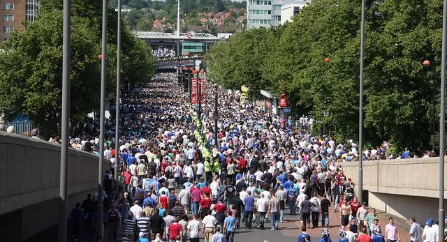 Lối đi bộ Wembley Way dẫn vào sân vận động, sáng bừng dưới ánh đèn
