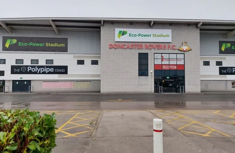 Lối vào chính của sân vận động Eco-Power Stadium
