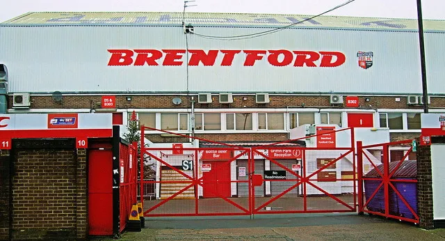 Lối vào chính của sân vận động Griffin Park, biểu tượng của Brentford FC