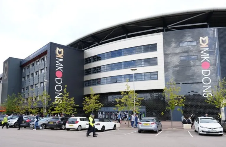 Lối vào chính của Stadium MK, thể hiện kiến trúc hiện đại