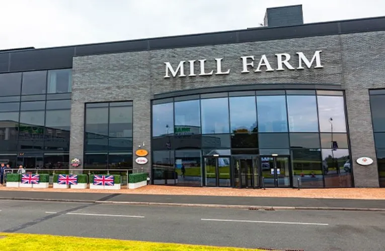 Lối vào chính sân vận động Mill Farm, thể hiện sự hoành tráng và chuyên nghiệp