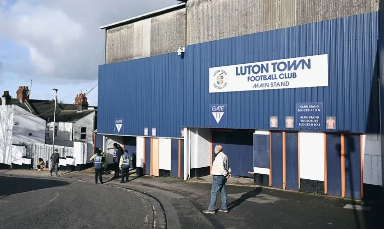 Lối vào khán đài chính của sân Kenilworth Road, biểu tượng của CLB Luton Town