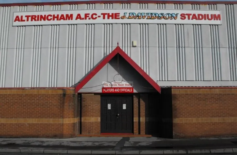 Lối vào sân dành cho cầu thủ tại J Davidson Stadium của CLB Altrincham