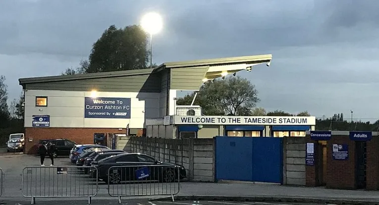 Mặt ngoài Tameside Stadium, cổng vào sân nhà Curzon Ashton FC