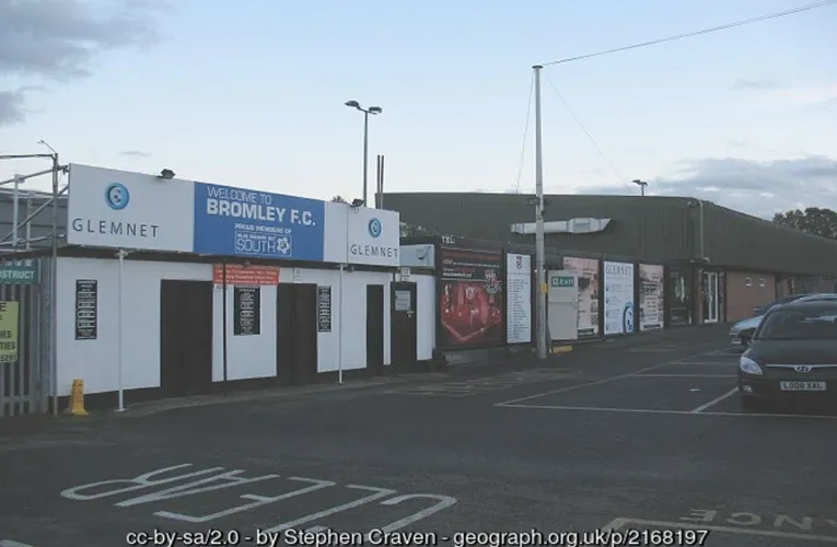 Ngoại cảnh sân vận động Hayes Lane của Bromley FC, thể hiện sự mộc mạc và gần gũi.