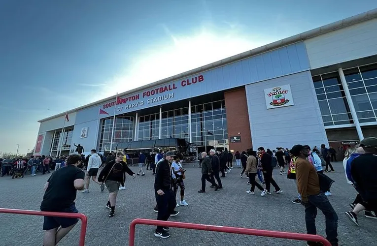 Người hâm mộ Southampton tập trung bên ngoài sân St Mary's