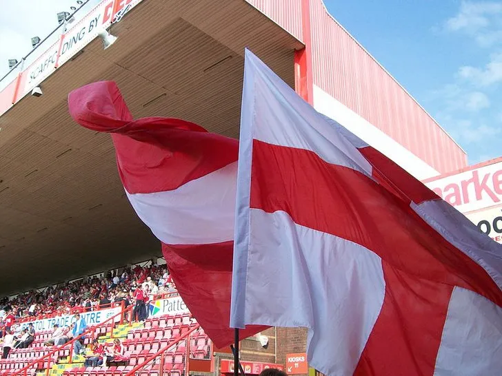 Những lá cờ tung bay trong khuôn viên sân Ashton Gate, thể hiện tinh thần cổ động