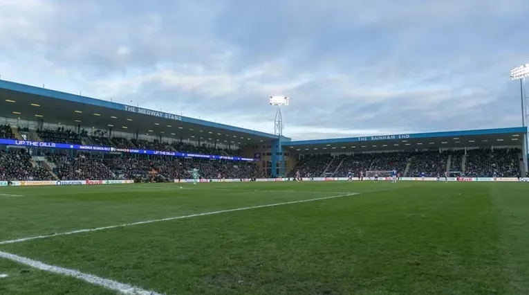 Priestfield Stadium rực rỡ trong ngày diễn ra trận đấu, các khán đài dần lấp đầy bởi người hâm mộ Gillingham FC.