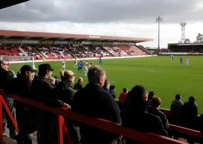 Sân Aggborough tấp nập khán giả trong một ngày thi đấu của Kidderminster Harriers.