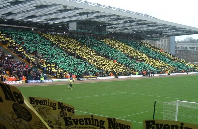 Sân Carrow Road rực rỡ trong ngày diễn ra trận đấu của Norwich City