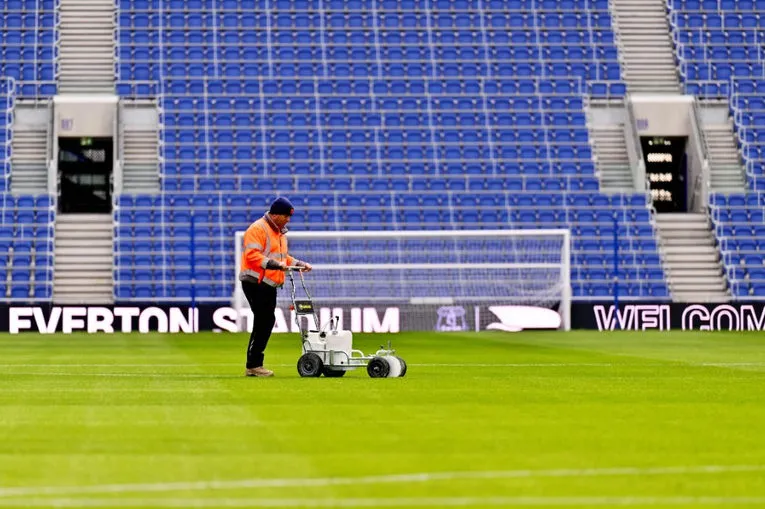 Sân cỏ được chăm sóc tỉ mỉ tại sân vận động Hill Dickinson Stadium, đảm bảo chất lượng hàng đầu cho các trận đấu.