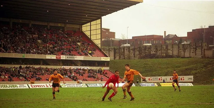 Sân Molineux nhìn từ trên cao vào năm 1991, trước khi trải qua đợt tái thiết lớn.
