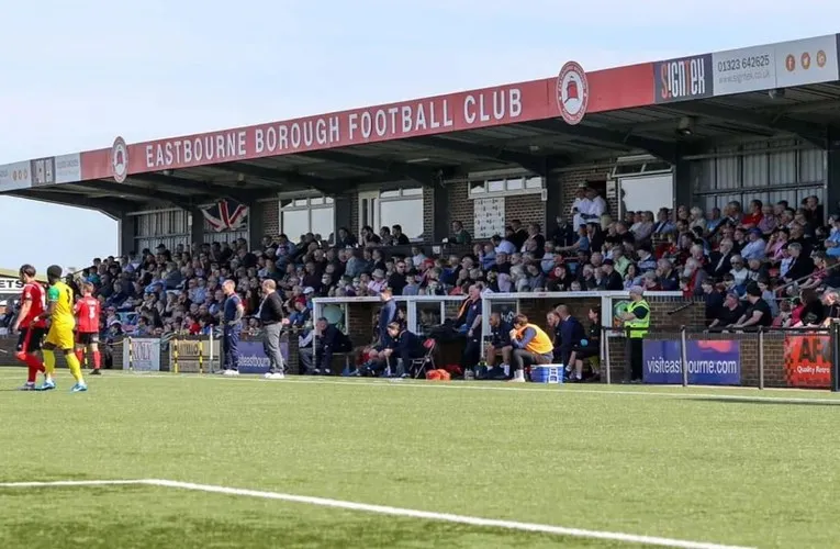 Sân Priory Lane rực rỡ trong ngày diễn ra trận đấu của Eastbourne Borough