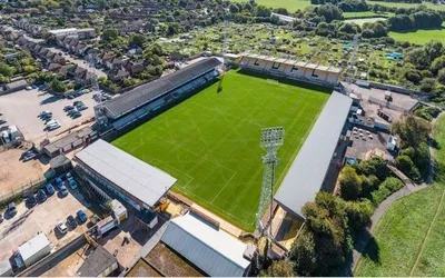 Sân vận động Abbey Stadium nhìn từ trên cao, sân nhà của Cambridge United tại thành phố Cambridge.