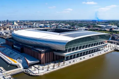 Sân vận động Bramley-Moore Dock của Everton nhìn từ trên cao, kiến trúc hiện đại bên bờ sông Mersey.
