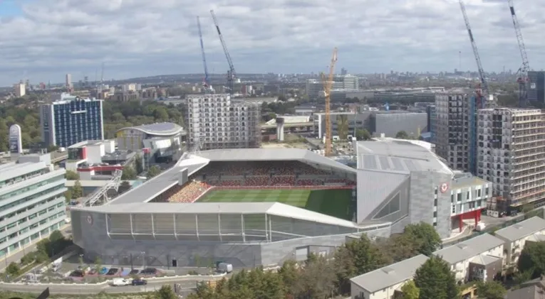 Sân vận động Cộng đồng Brentford đang trong quá trình xây dựng