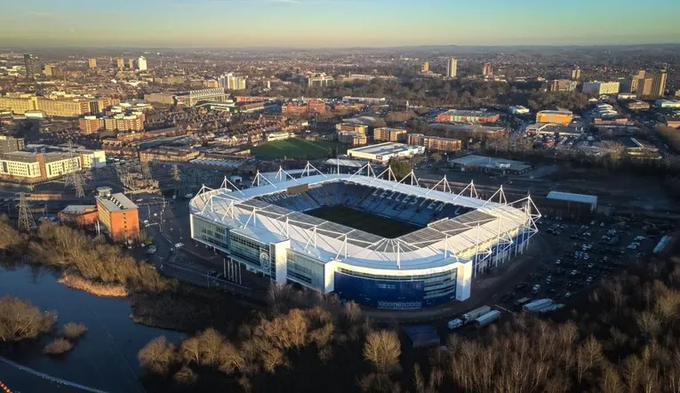 Sân vận động King Power nhìn từ trên cao, kiến trúc hiện đại tại thành phố Leicester