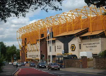 Sân vận động Molineux, biểu tượng của Wolverhampton Wanderers nhìn từ bên ngoài.