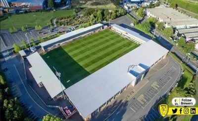 Sân vận động Pirelli nhìn từ trên cao, biểu tượng của Burton Albion FC.