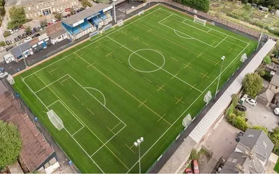Sân vận động The Silverlands của câu lạc bộ Buxton FC nhìn từ trên cao, toát lên vẻ cổ kính và yên bình.