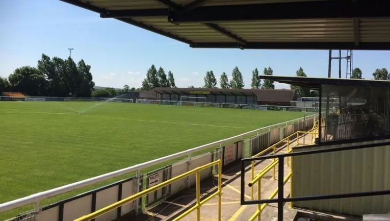 Sơ đồ bố trí chỗ ngồi và các khu vực khán đài tại sân New Windmill Ground của Leamington FC, giúp khán giả dễ dàng định vị.