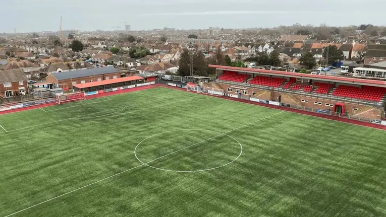 Sơ đồ chỗ ngồi sân Woodside Road, Worthing, minh họa bố cục khán đài và khu vực đứng, phản ánh trải nghiệm xem bóng đá truyền thống tại các sân hạng thấp của Anh.