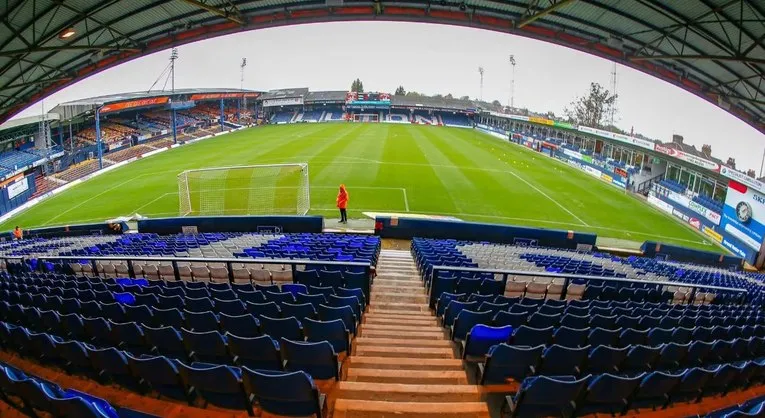 Tầm nhìn từ khán đài sân Kenilworth Road, mang đến trải nghiệm bóng đá chân thực