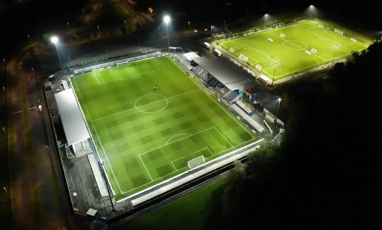 Tameside Stadium lung linh về đêm, góc nhìn toàn cảnh khi có ánh đèn