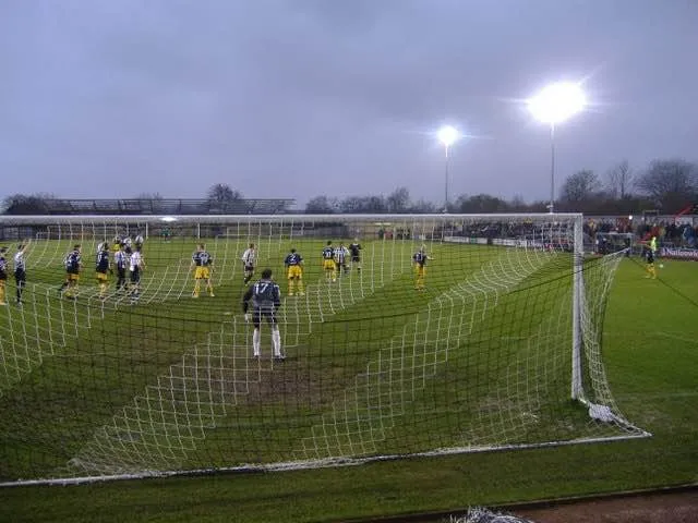 Thủ môn của Forest Green Rovers tập trung quan sát diễn biến trên sân cỏ tại The New Lawn