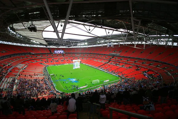 Toàn cảnh bên trong Sân vận động Wembley đầy ắp khán giả, nhìn từ trên cao