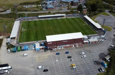 Toàn cảnh Bob Lucas Stadium, ngôi nhà của Weymouth FC, nhìn từ bên ngoài