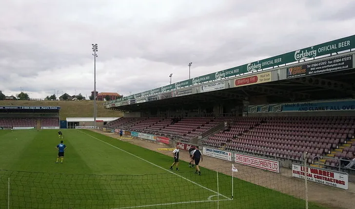 Toàn cảnh các khán đài của Sixfields Stadium