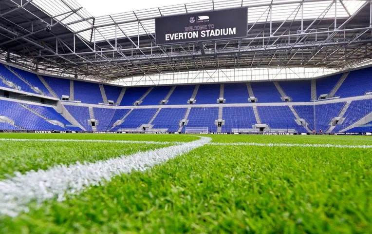 Toàn cảnh các khán đài hoành tráng bên trong sân vận động Hill Dickinson Stadium, sẵn sàng chào đón cổ động viên Everton.